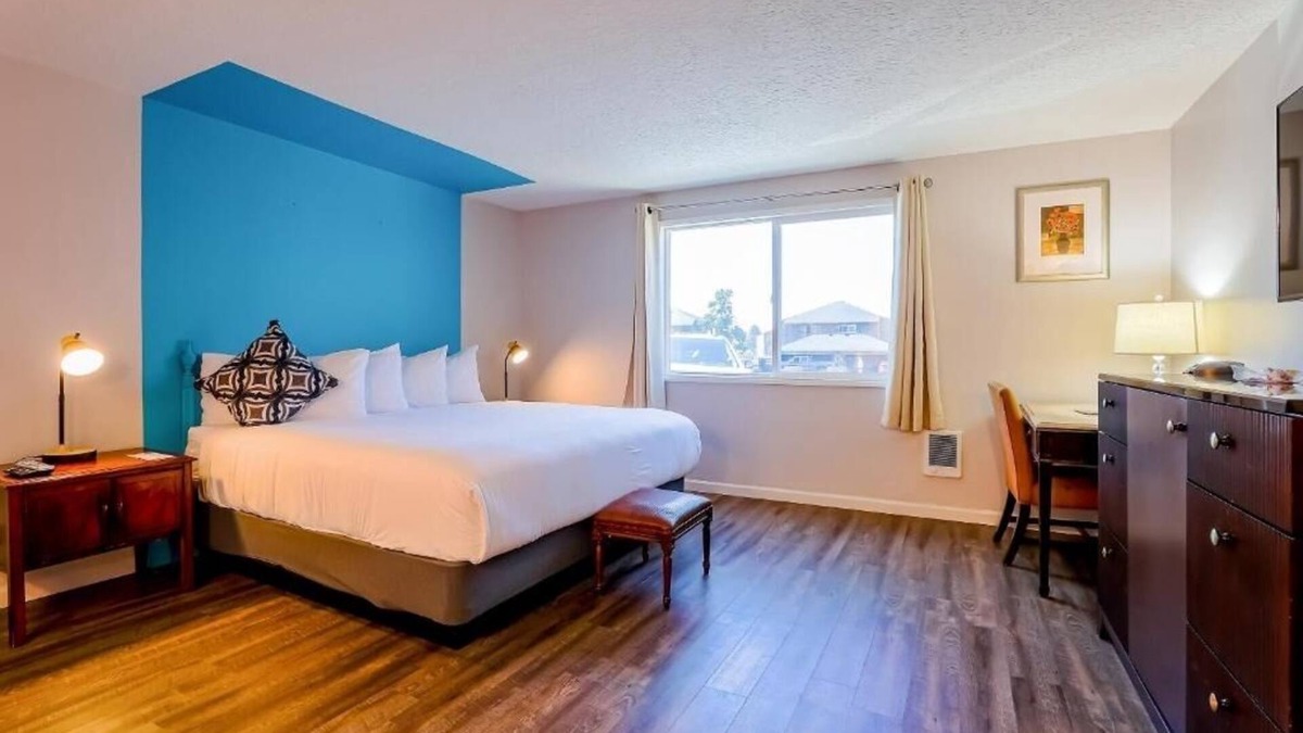 Seaside Hotel | Light-Filled Room Alongside River Near Downtown Seaside