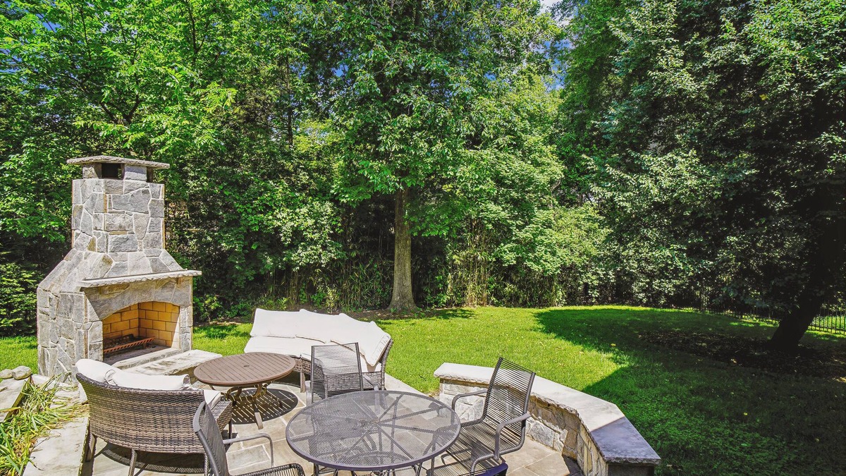 North Bethesda House | Light-Filled Secluded Estate