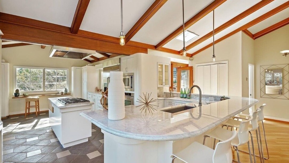Fairfax House | Light filled, tree house, surrounded by nature. 7 minute walk from downtown.