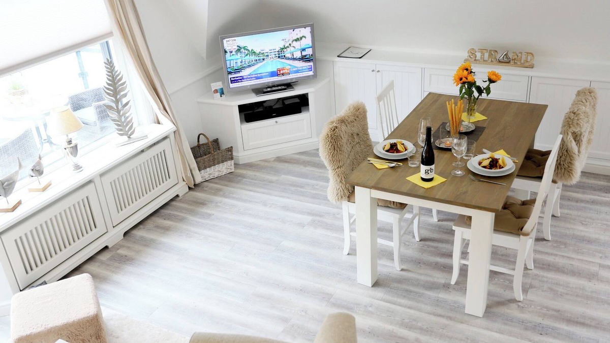 Großmorsum Apartment | Light-flooded 2-level apartment in Morsum with west-facing balcony and parking space.