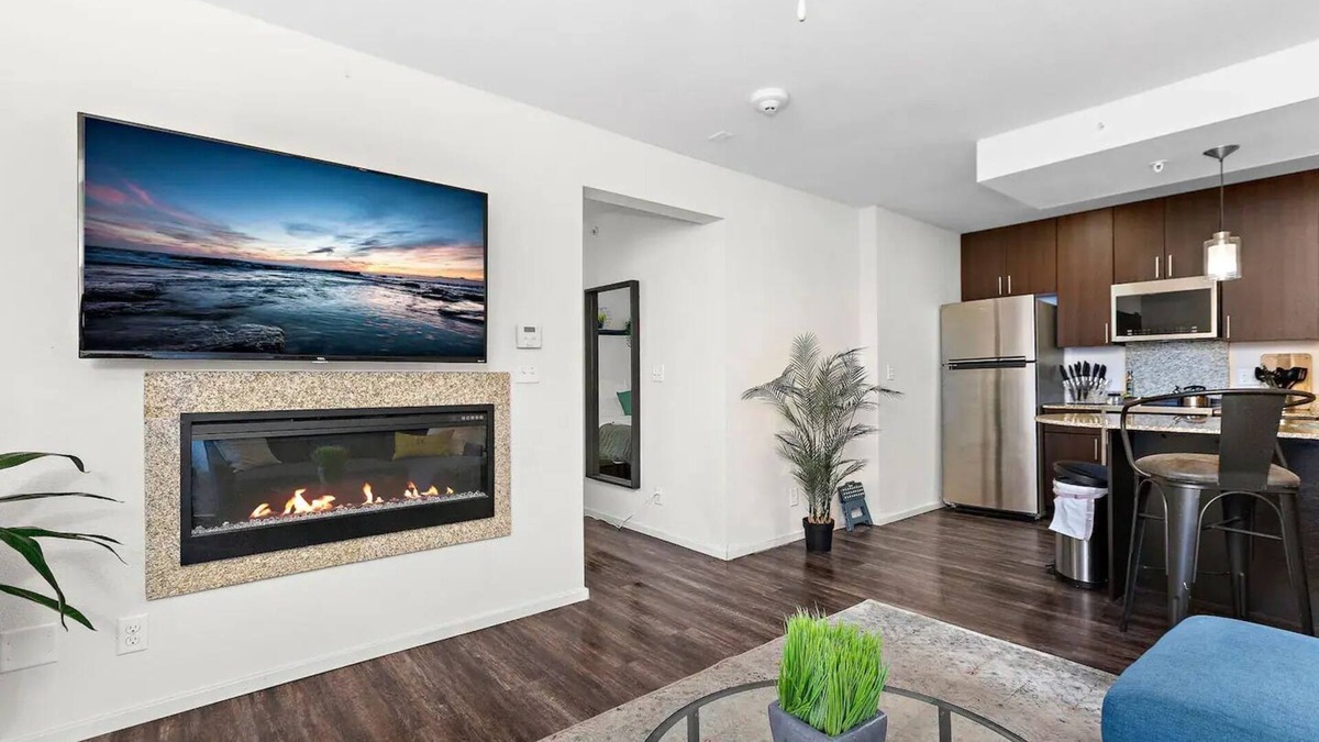 Prairie Village Apartment | Light Room-Sleek stylish space w/private workspacenn