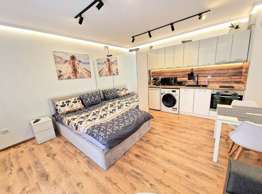 Odesos Apartment | Light Studio