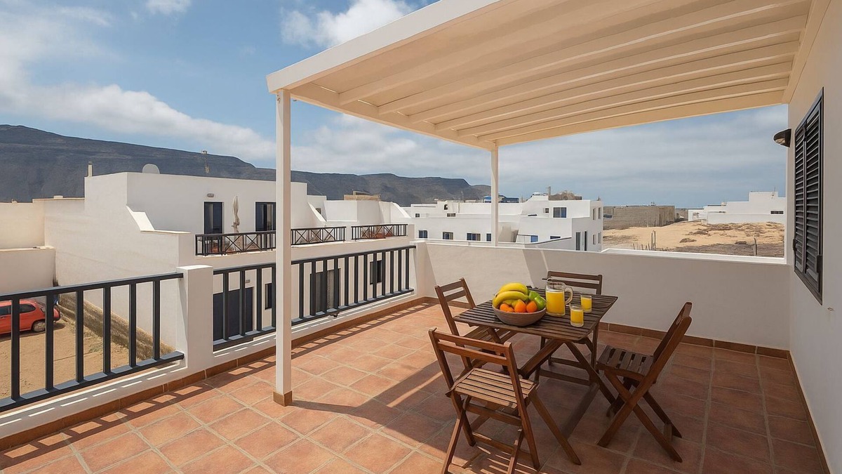 Caleta de Sebo House | Lightbooking La Graciosa