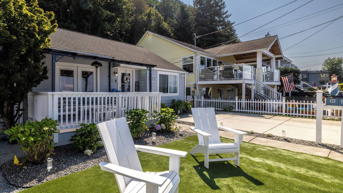 Alki House | Lighthouse Cottage on West Seattle's Alki Beach