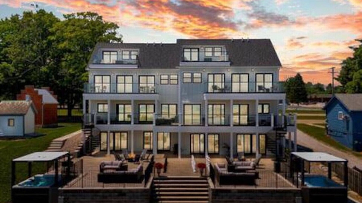 Port Sanilac House | Lighthouse Cove: Family Getaway, kayaks, hot tub & more
