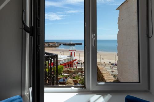 Scarborough City Centre Apartment | Lighthouse View - Amazing sea and beach view - Free Sky TV including Sports and Movies - Fast WIFI - Free Private Parking