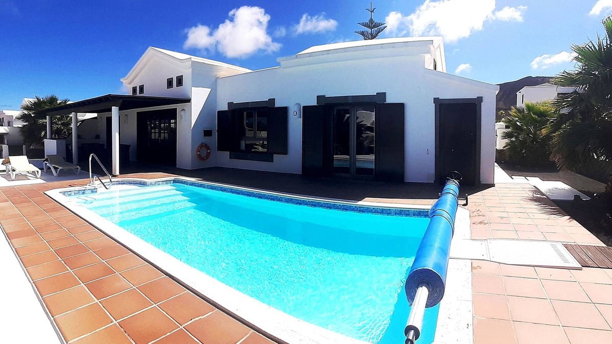 Montana Roja Villa | Ligthouse, private heated pool, Prime video, wifi, bbq, ping pong, etc.