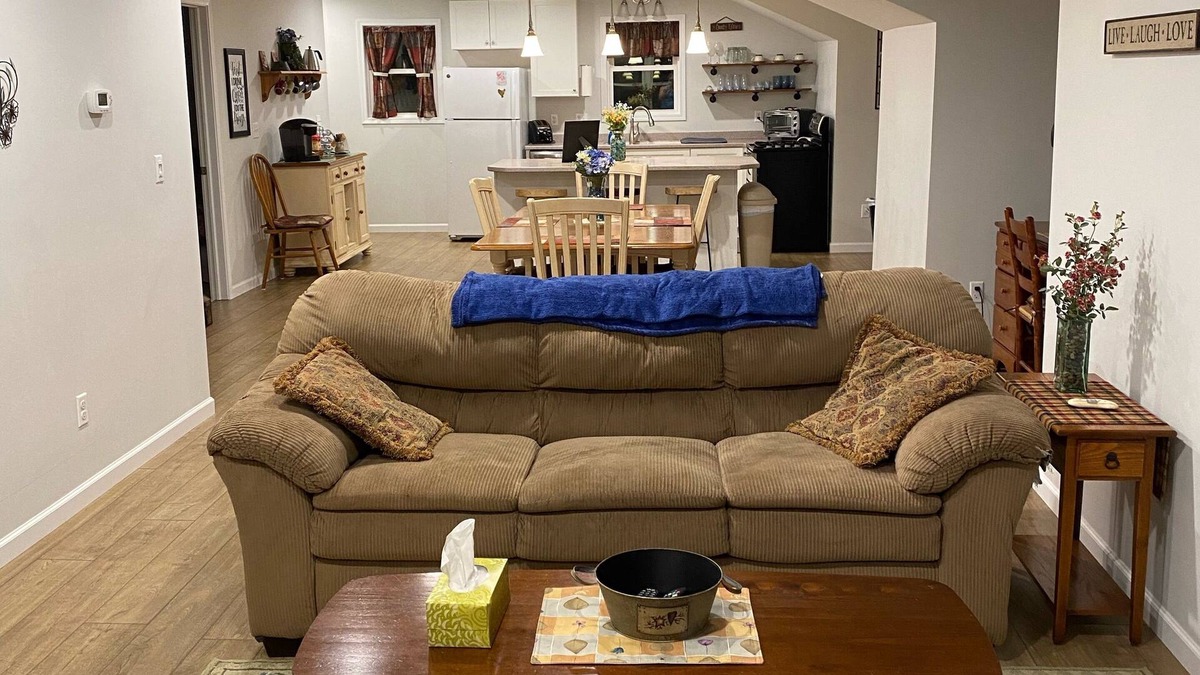Ontario City House | Like New 2-bedroom Home near Lake Ontario