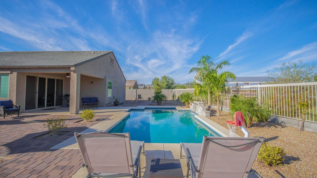 Watson Estates House | Like New Home Private pool ,New furnishings, 20 mins to State Farm stadium