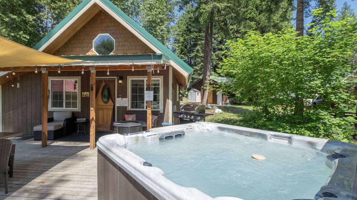 Ardenvoir Cabin | Lil Bigfoot Chalet-Cozy Couples Retreat, Hot Tub