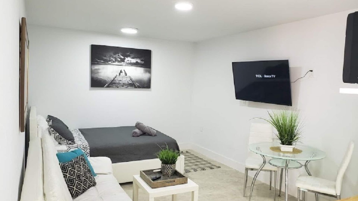 Lake Ridge Apartment | Lil' n' Cozy Studio ❤ Near FLL Beach, Las Olas Shops & Nightlife
