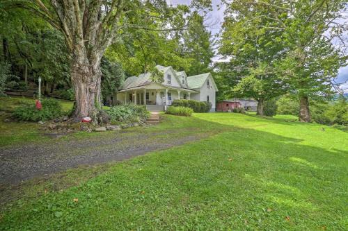 West Jefferson House | Lil Red Hen Cottage in the Boone Area with Hot Tub