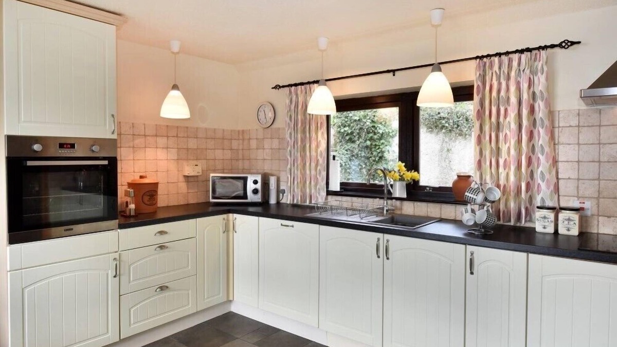 Inverness Cottage | LILAC COTTAGE, family friendly, with a garden in Munlochy