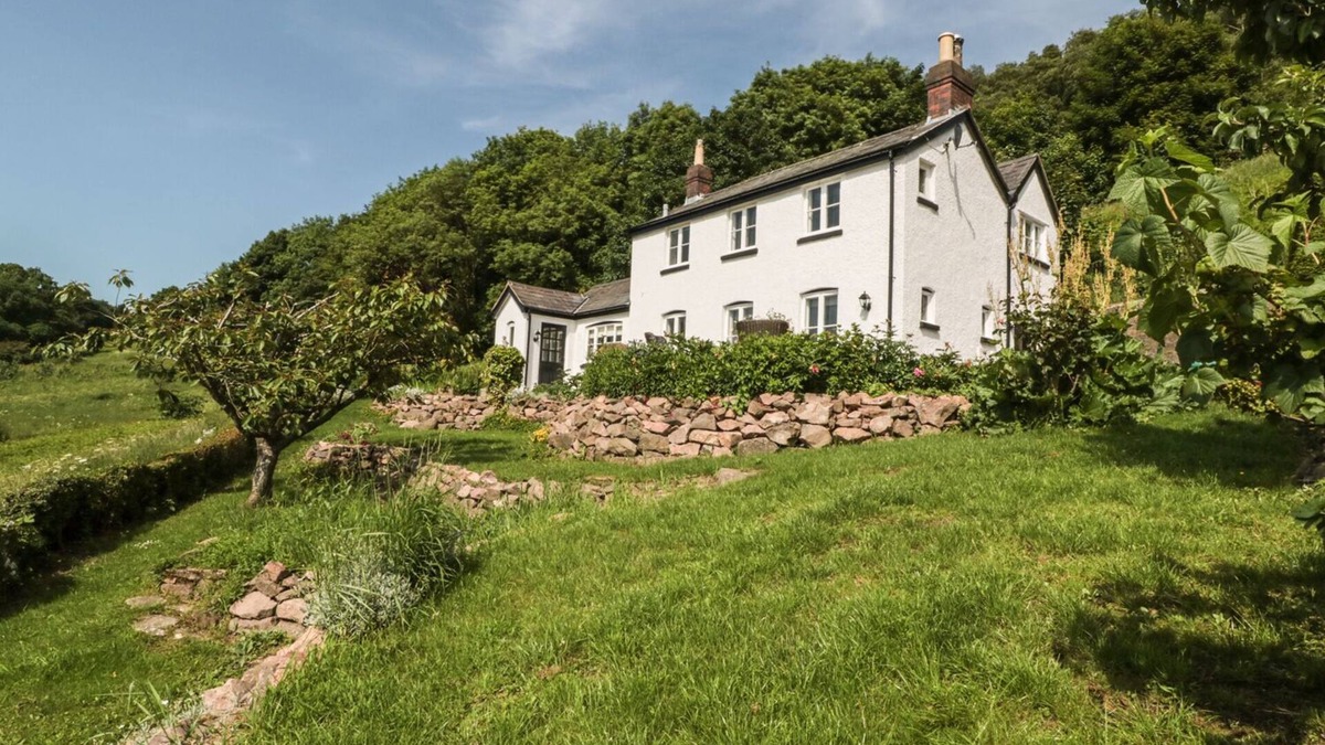 Malvern Cottage | LILAC COTTAGE, pet friendly, with open fire in Great Malvern