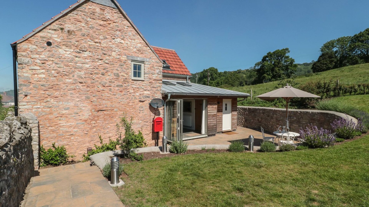 Wells House | LILAC COTTAGE, pet friendly, character holiday cottage in Wells