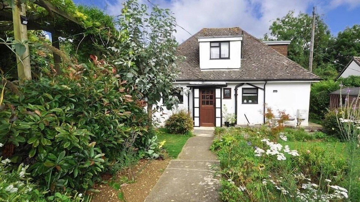 Shipton Gorge Cottage | LILLIPUT, pet friendly, with a garden in Shipton Gorge