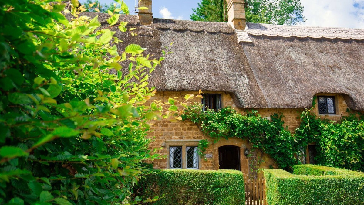 Great Tew Cottage | Lily Cottage - sleeps 3 guests in 2 bedrooms