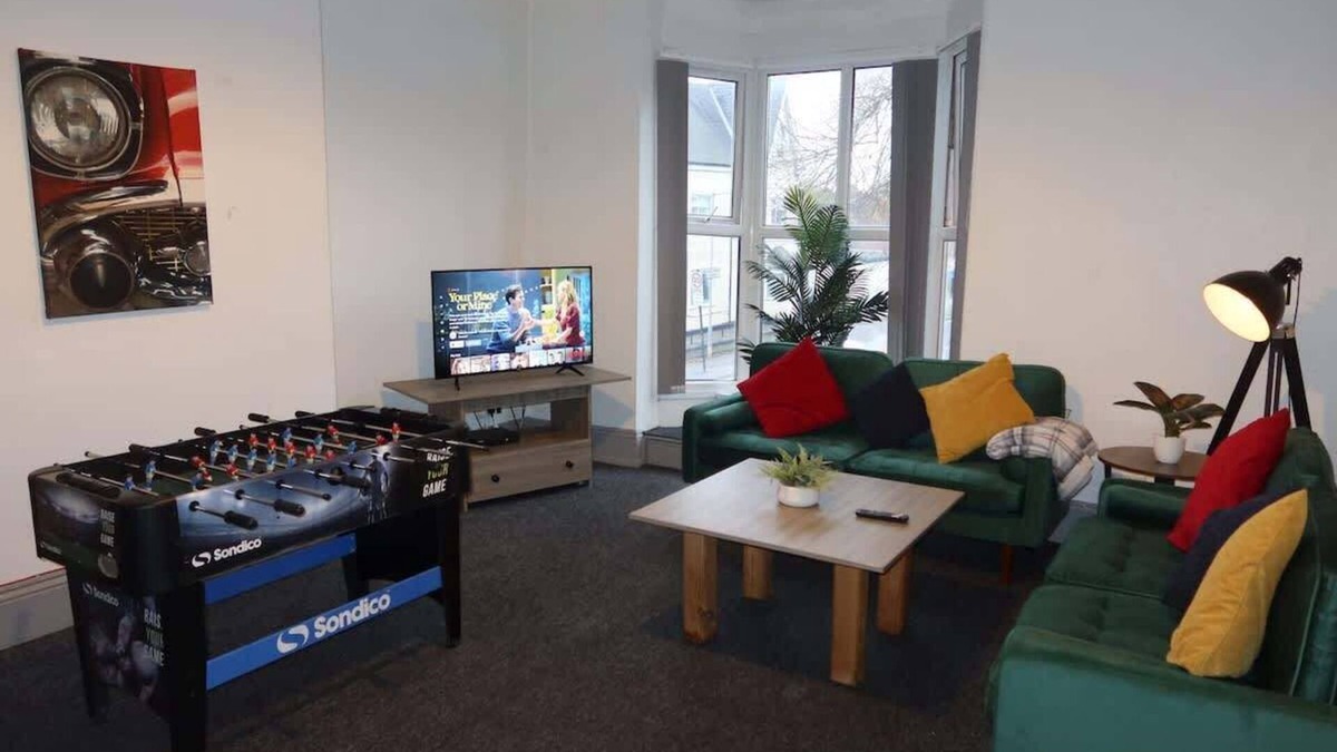 Hull Apartment | Lily House - 3 Bed WIFI & Parking Hull