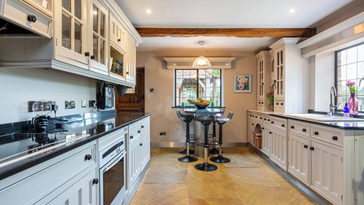 Pulborough Villa | Lily Ponds Cottage - Four Bedroom Villa, Sleeps 7