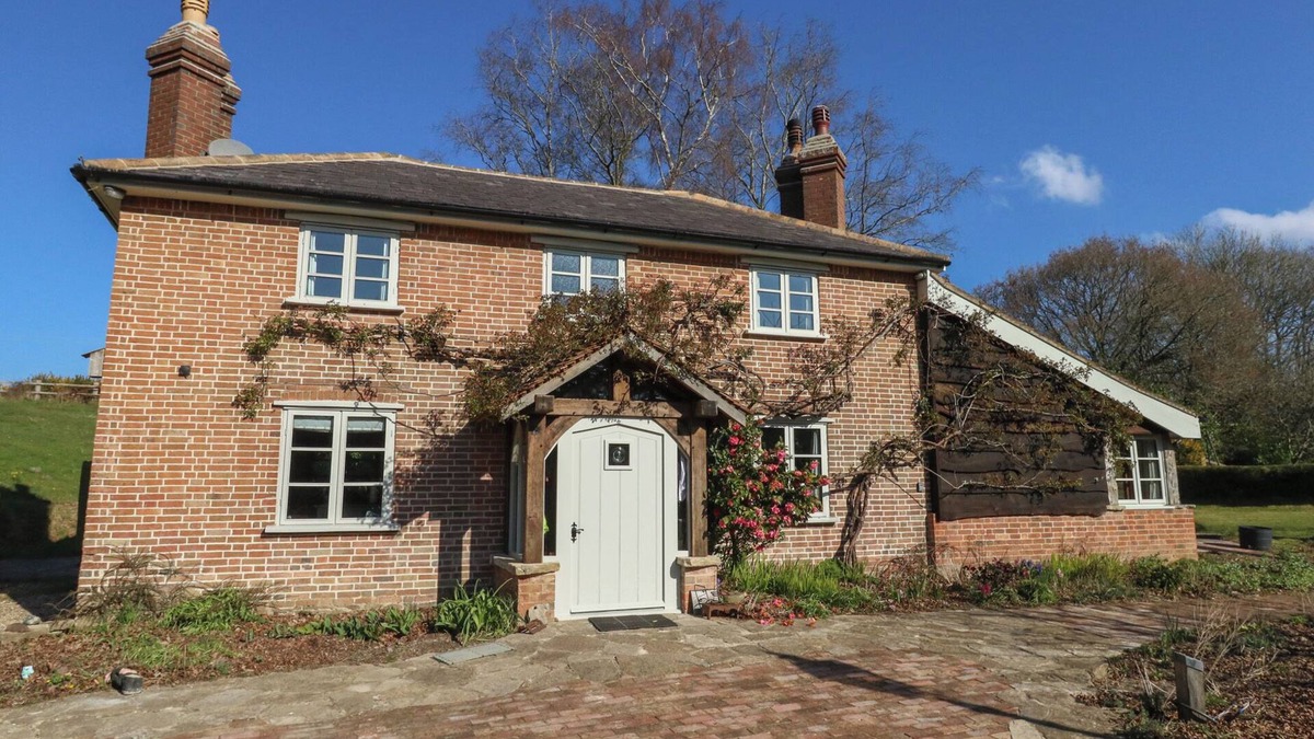 Poole Cottage | LIMBERLOST COTTAGE, character holiday cottage in Hamworthy