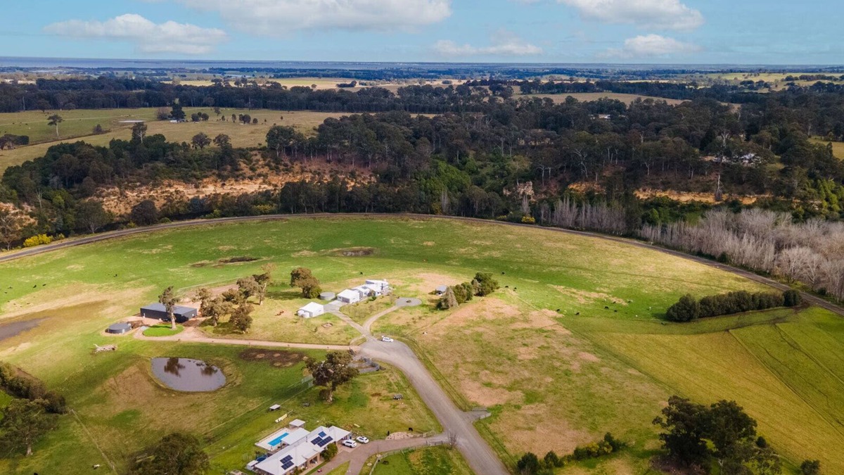 Swan Reach House | Limestone Views: Discover this farmhouse set in a bend of the Tambo River