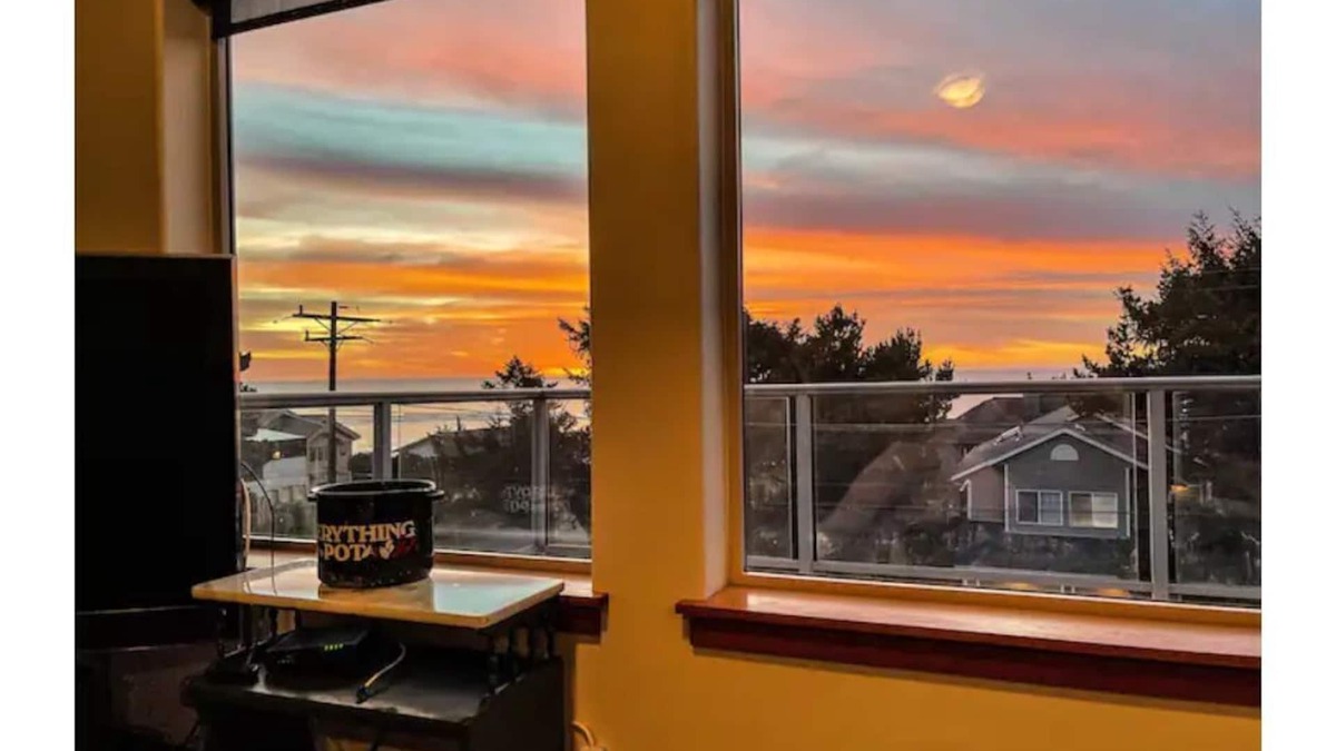 Lincoln City House | Lincoln City Beach House. Decks, views & surf sounds.