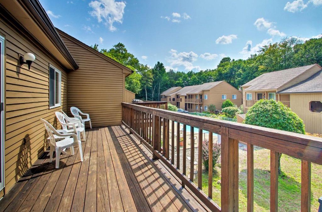 Lincoln Apartment | Lincoln Condo with Balcony - 6 Mi to Loon Mtn!
