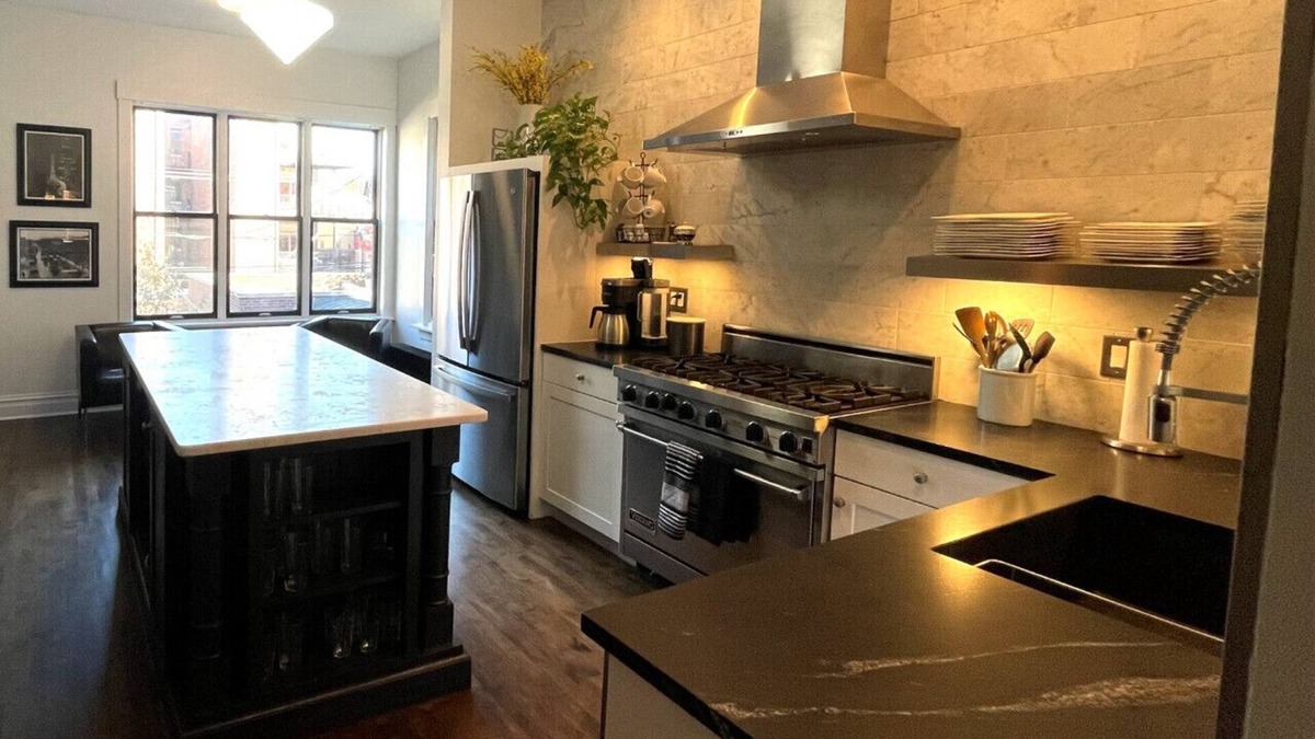 Sheffield and DePaul House | Lincoln Park Centrally Located