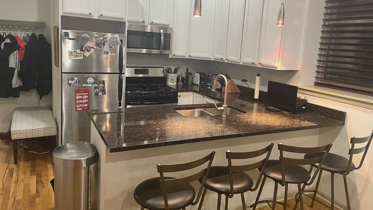 Sheffield and DePaul Condo | Lincoln Park Condo - Spacious, ideally located 2 Bed/1 Bath/2 Parking Spots.