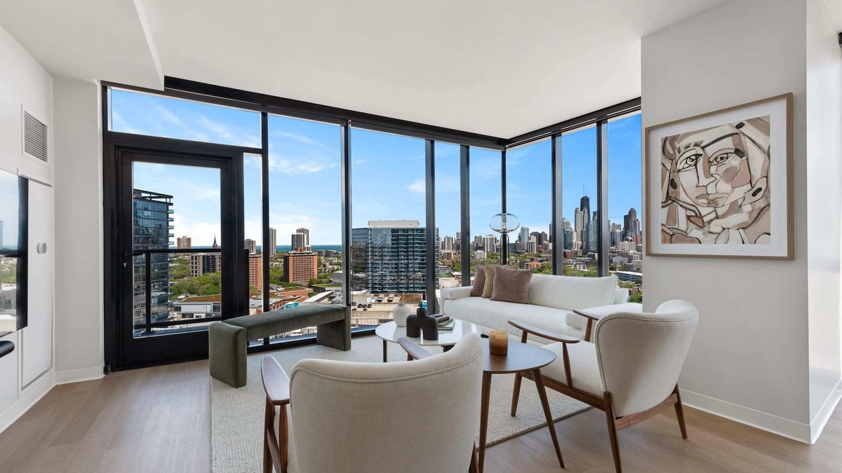 River North Apartment | Lincoln Park Getaway: Skyline Views & Luxury