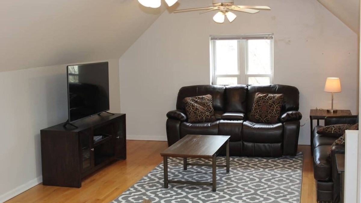 Wrightwood Neighbors Hotel | Lincoln Park Living - 3 Queen Beds - Sleeps 6!