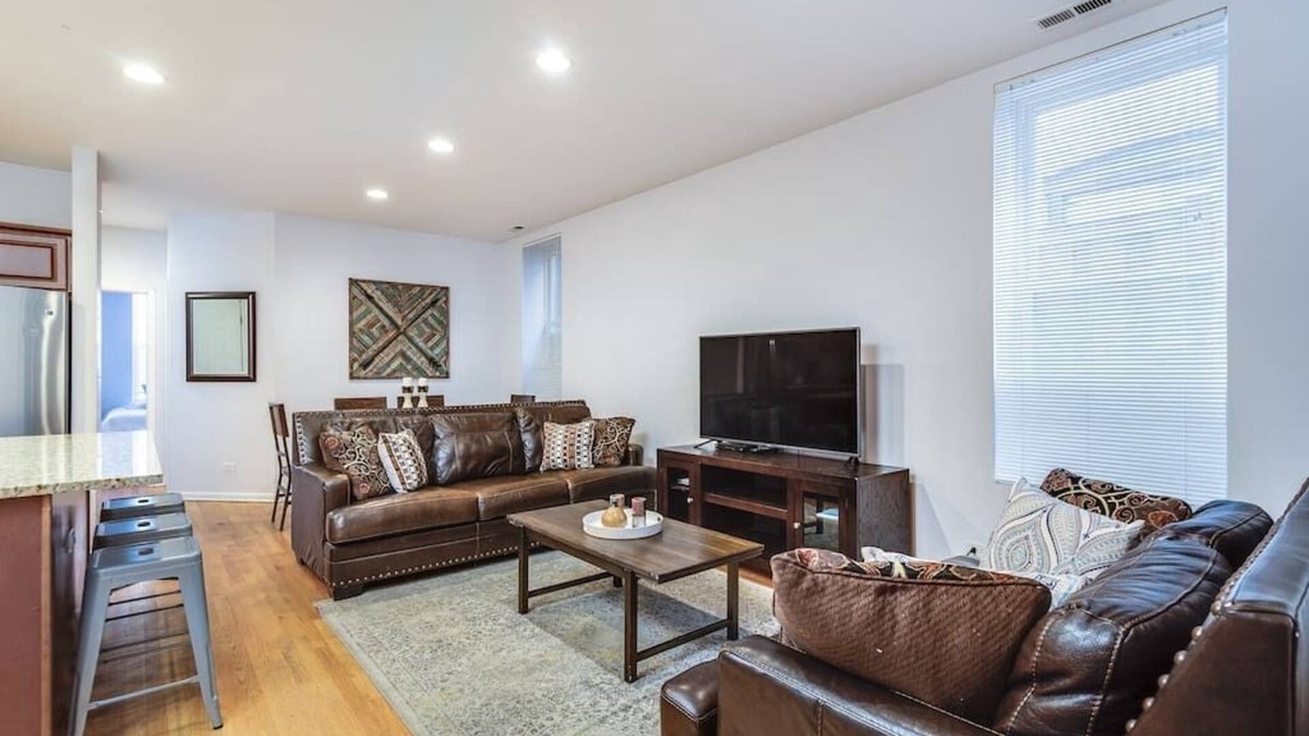 Wrightwood Neighbors Hotel | Lincoln Park Living - Suite 1