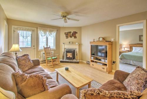 Lincoln Apartment | Lincoln Resort Condo with Pool Access - Near Hiking!