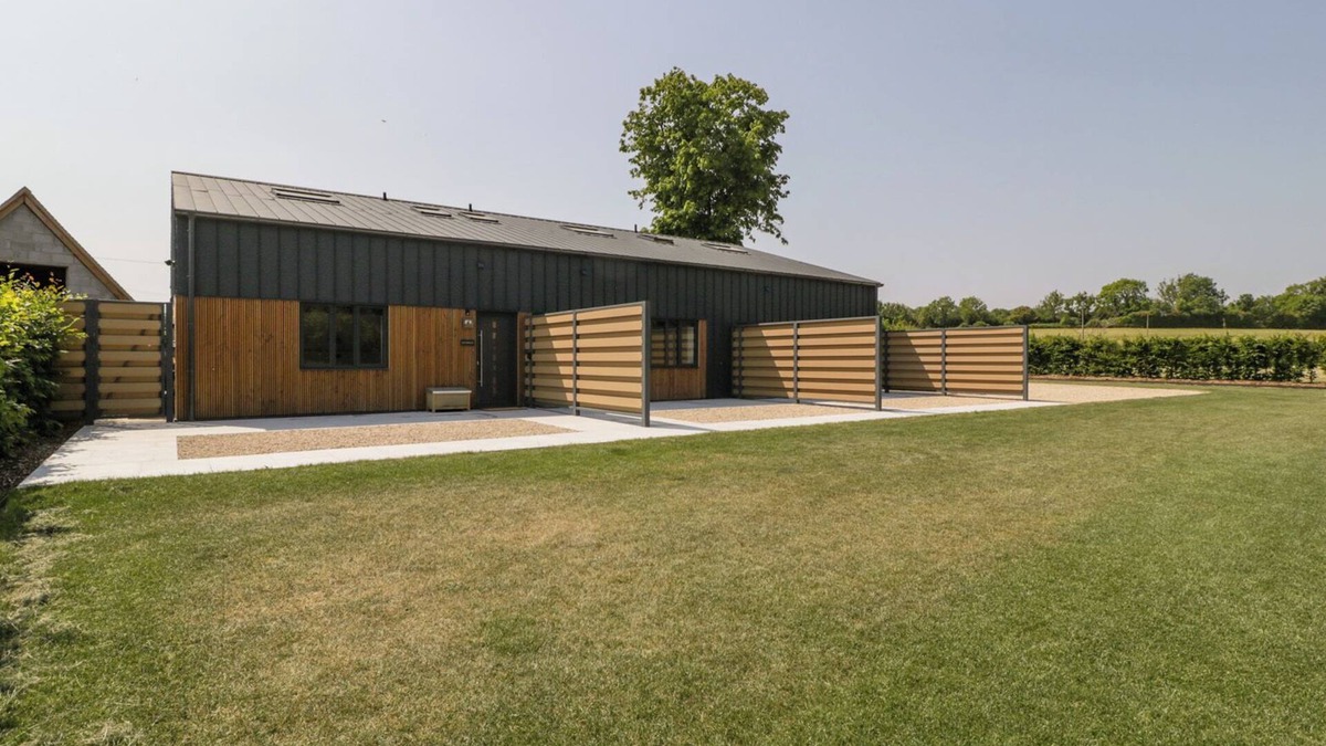 Wincanton Cottage | LINDEN BARN, pet friendly, luxury holiday cottage in Wincanton