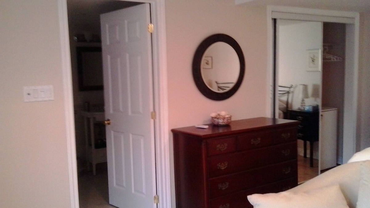 New London Bed & Breakfast | Linden Homestead: Modern King Bed B&B suite in Century Farm House