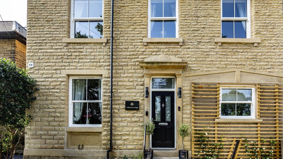 Ainley Top Cottage | Lindley GemnHeart of Lindley, sleeps up to 6, enclosed gardens, yards from Manor