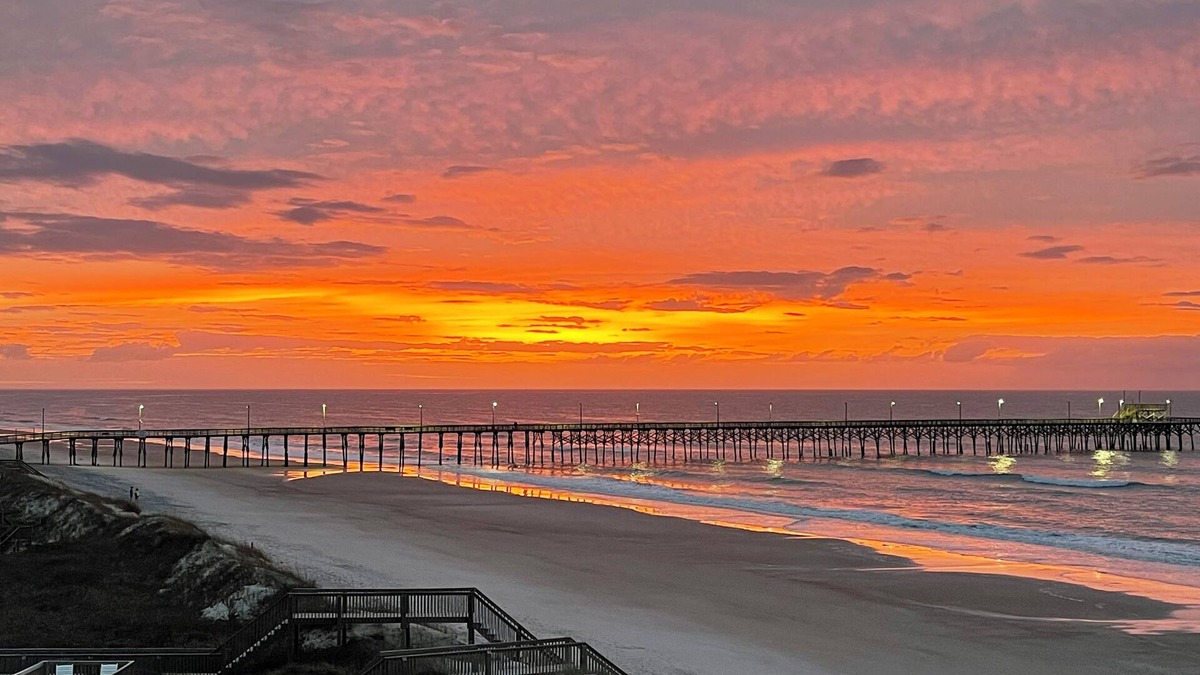 McCutcheon Field House | Linens Included/Beachfront/Private hot tub/Elevator/Pool