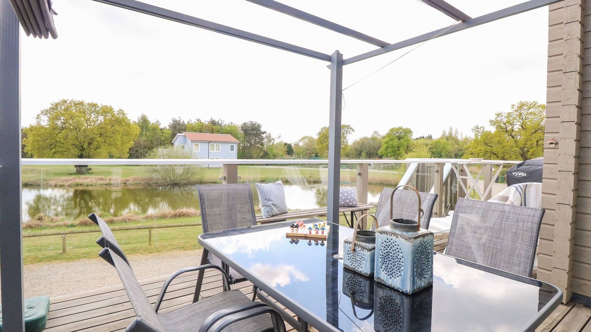 Hopton Cottage | LINKS VIEW, country holiday cottage, with open fire in Fritton