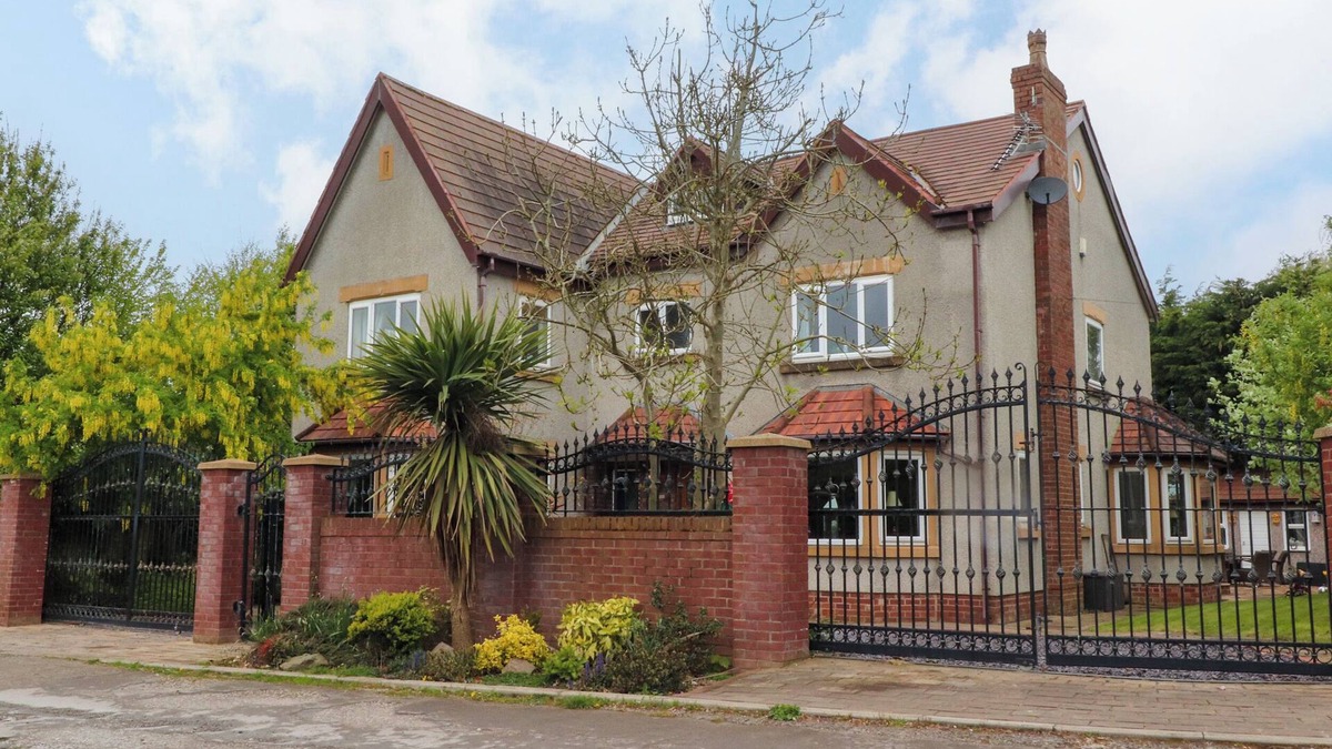 Thornton-Cleveleys Cottage | LINWOOD, pet friendly, with hot tub in Cleveleys