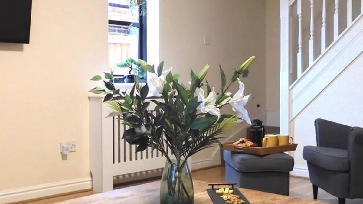 Hoole Apartment | Lion House Chester - Very Near Zoo Ideal for Families