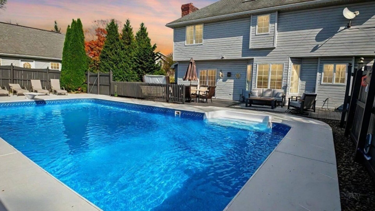 Reedsville House | Lions Den. Pool-Hot Tub-EspressoBar-Stadium 30 Min