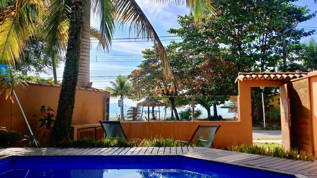 Mambucaba House | Lirio House. front beach. 3 ensuites, 1km from old center, with pool, wifi and BBQ