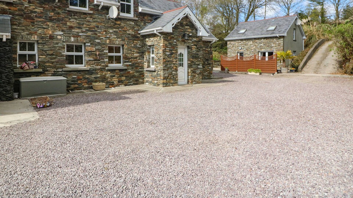Union Hall Cottage | LIS-ARDAGH COTTAGE 1, family friendly in Union Hall, County Cork