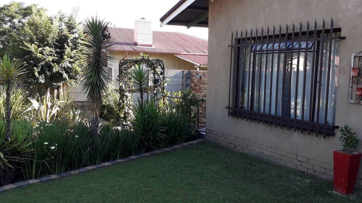 Middelburg House | Lisané accomodation. Comfortable spacious, simplicity.