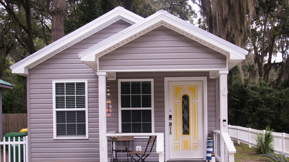 Darien Cottage | Listening to birds on front porch. Short walking distance to Fort King George