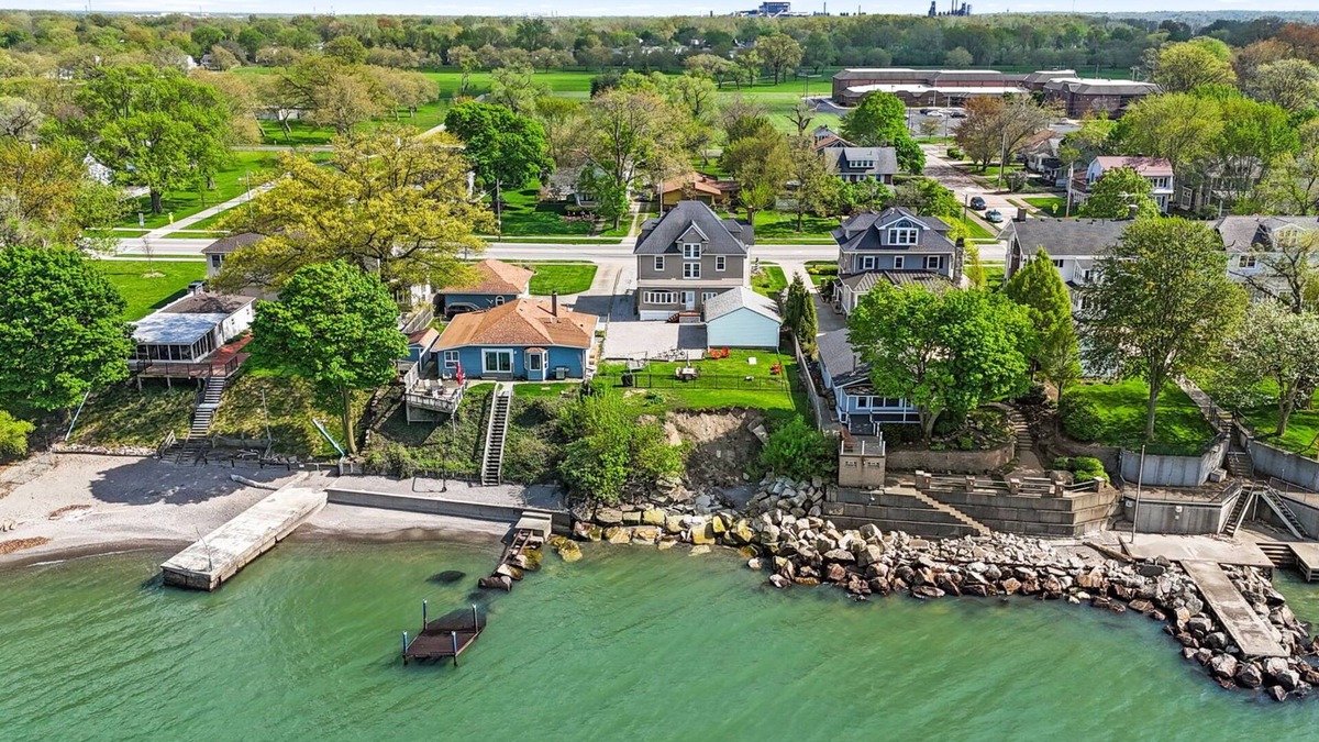 Lorain House | Lita's Lake Home-Walk to Century Park and Beach!