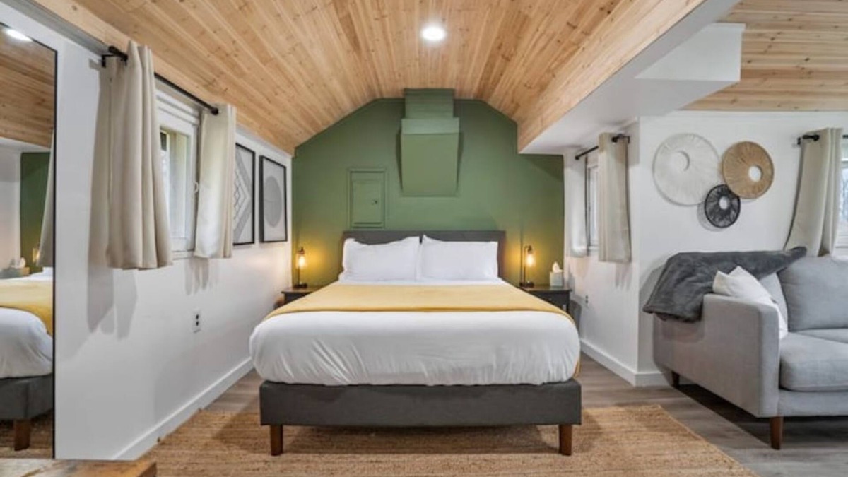 Pigeon Cottage | Little Blue - Renovated Tiny Home - Caseville Beach - Golf - Kayak - Hike