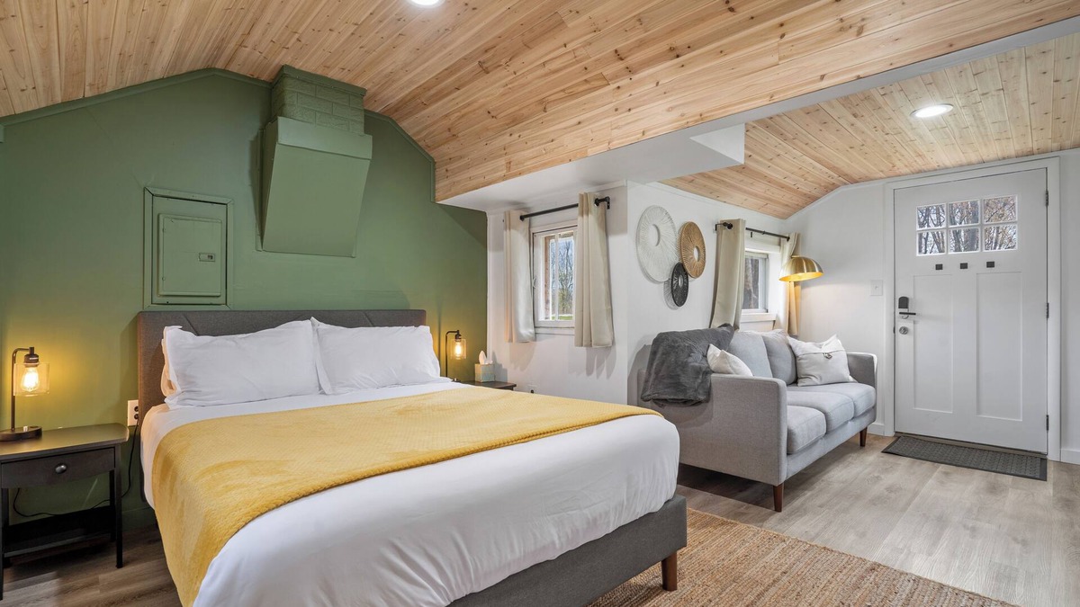 Pigeon Cabin | Little Blue - Renovated Tiny Home - Caseville Beach - Golf - Kayak - Hike