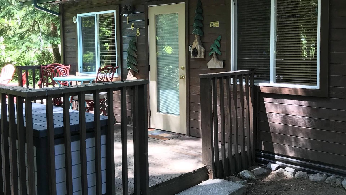 Paradise Estates Cabin | Little Cabin in the Woods. Mt Rainier Nisqually Gate. Cozy cabin for 2