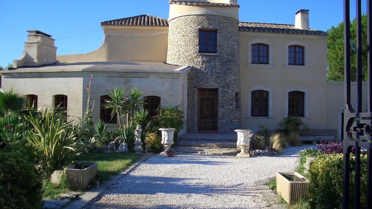 Lunel House | LITTLE CASTLE NEAR THE CAMARGUE